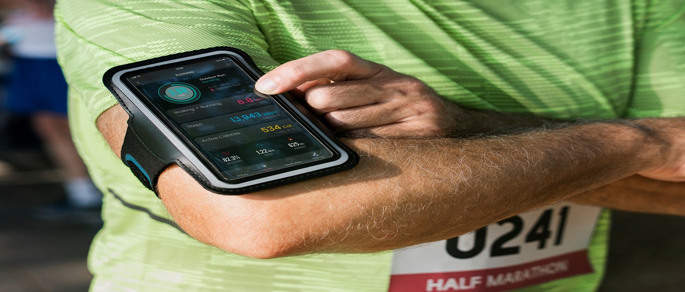 GO-Health law-runner with smartphone